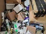 une boîte en carton remplie de nombreuses brosses à dents de toutes sortes