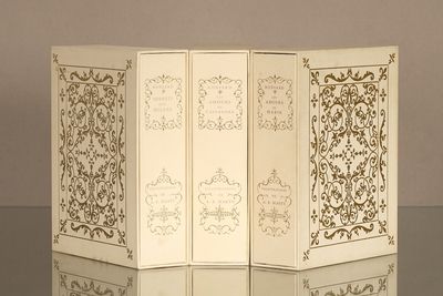 une image représentant un paravent blanc orné d'un motif décoratif