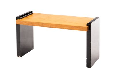 un banc en bois avec des pieds en métal sur fond blanc