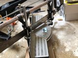une machine posée sur une planche en bois