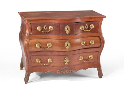 une petite commode ornée de motifs dorés