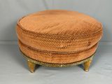 un petit tabouret surmonté d'un panier