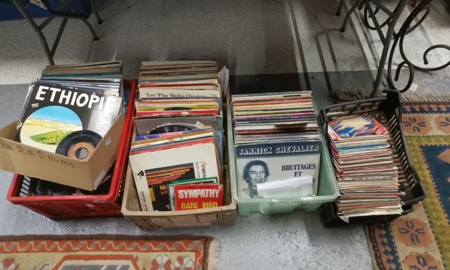 Lot de 7 caisses de vinyle 33 tours et 45 tours