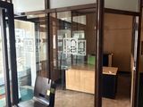 une chaise placée devant une porte vitrée