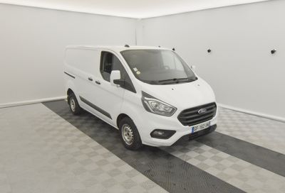 la photo d'une camionnette blanche garée dans un garage