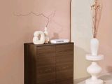 une photo d'une pièce avec une commode et un miroir