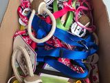une boîte en carton remplie d'une multitude d'objets divers
