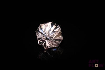 gros plan d'un diamant sur une surface noire