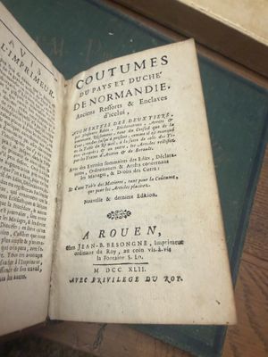 un livre ouvert posé sur une table, avec un marque-page