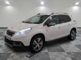 la voiture blanche est garée sur un sol en damier dans le garage