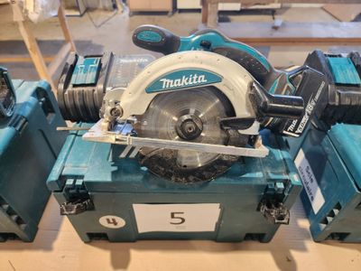 deux scies circulaires Makita posées sur une boîte bleue