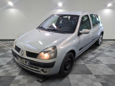une voiture blanche garée dans une pièce