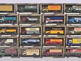 de nombreux types de camions jouets dans une vitrine