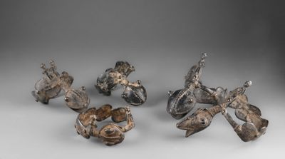 trois figurines en argent représentant des animaux et des oiseaux, posées sur un fond blanc