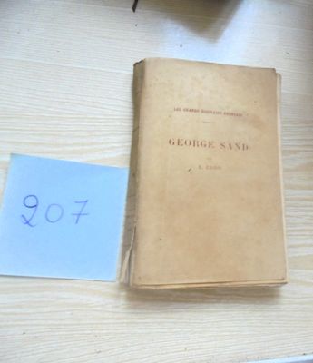 un livre posé sur une table, sur lequel est posée une note