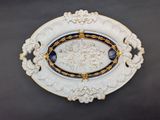 une assiette blanche ornée d'un motif doré