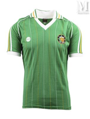 un gros plan sur un maillot de foot vert à col blanc