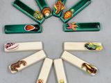 six pièces en céramique verte et blanche représentant un dragon
