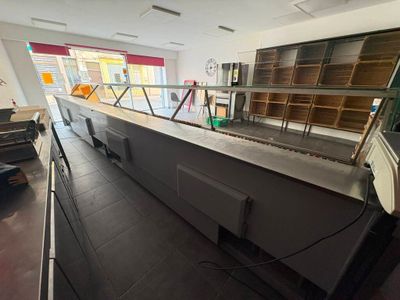une photo d'une cuisine professionnelle avec un long plan de travail