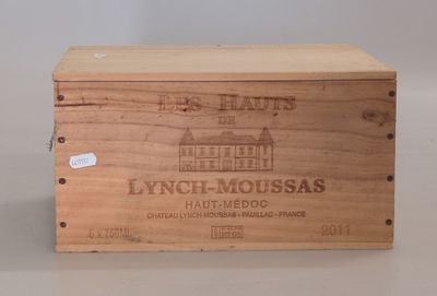 une boîte en bois sur laquelle est collée une étiquette indiquant « déjeuner moussas »