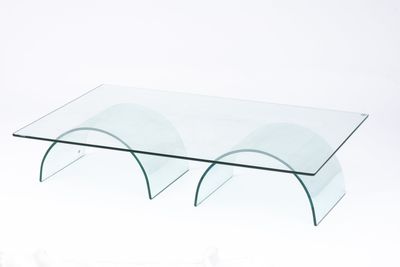 table basse en verre avec des pieds courbés et un plateau en verre transparent