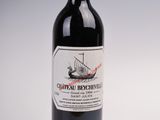 une bouteille de vin posée sur une table