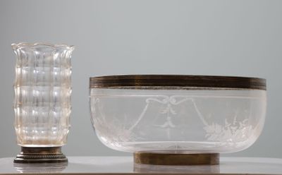 Réunion d'un vase et d'une jatte en verre gravé, la monture …