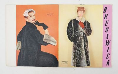 un vieux magazine de mode montrant deux femmes portant des manteaux et des chapeaux