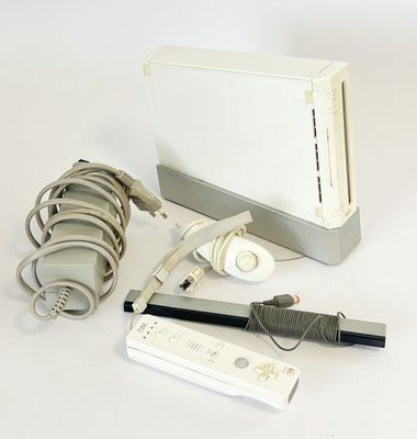 une console Wii posée sur une table blanche