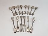 beaucoup de fourchettes et de cuillères sur la table