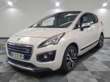 la petite voiture blanche est garée dans une grande pièce
