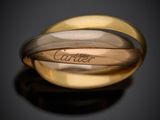 un gros plan d'une bague en or sur laquelle est gravé un nom