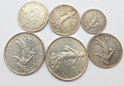 six types de pièces différents sont présentés sur une surface blanche