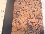 un livre posé sur une table, avec une cravate dessus