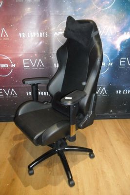 une chaise de bureau noire posée sur un parquet en bois massif