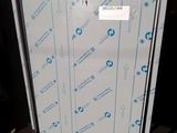 une armoire métallique sur laquelle est collé un autocollant