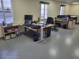 une image représentant un bureau avec deux ordinateurs et un bureau