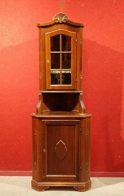 un meuble en bois surmonté d'une porte en verre
