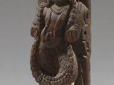 une image représentant une statue sculptée d'un homme avec un oiseau sur la tête