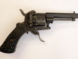 gros plan d'un revolver sur une surface blanche