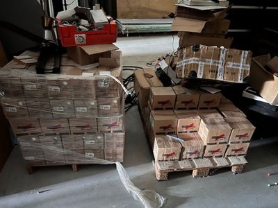 une pile de cartons empilés les uns sur les autres dans un garage