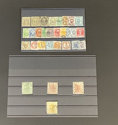 la photo d'une vitrine contenant des timbres