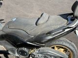 une moto garée sur le parking