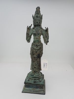 statue en bronze d'une femme tenant un oiseau sur un piédestal