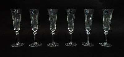 six verres à vin vides alignés sur un fond noir