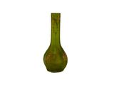 un vase vert posé sur une surface blanche