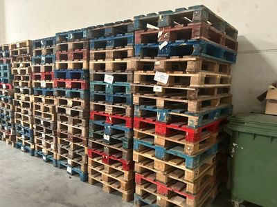 de nombreuses palettes empilées dans un entrepôt
