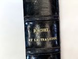 un livre en cuir noir sur lequel est apposée une étiquette marron