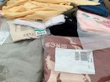 une boîte en carton remplie de vêtements et d'autres articles destinés à la vente