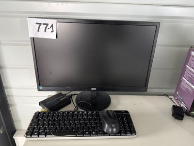 un clavier, une souris et un écran posés sur un bureau